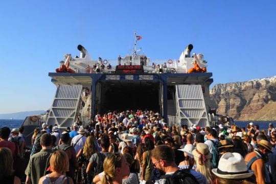 Ουρές τουριστών περιμένουν να μπουν σε φέρι μποτ
