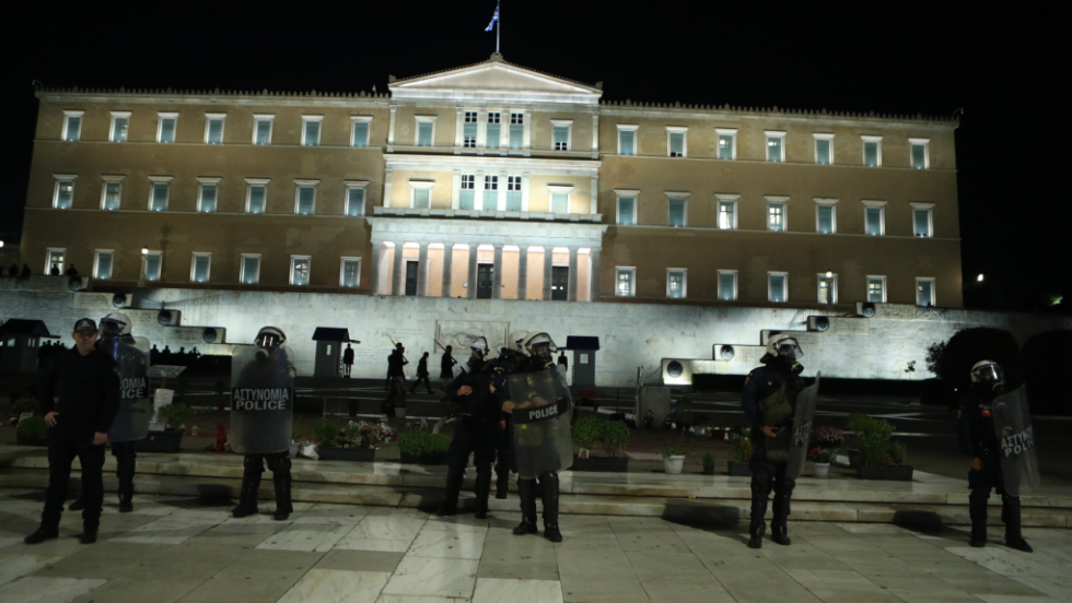 ΜΑΤ μπροστά στον Άγνωστο Στρατιώτη