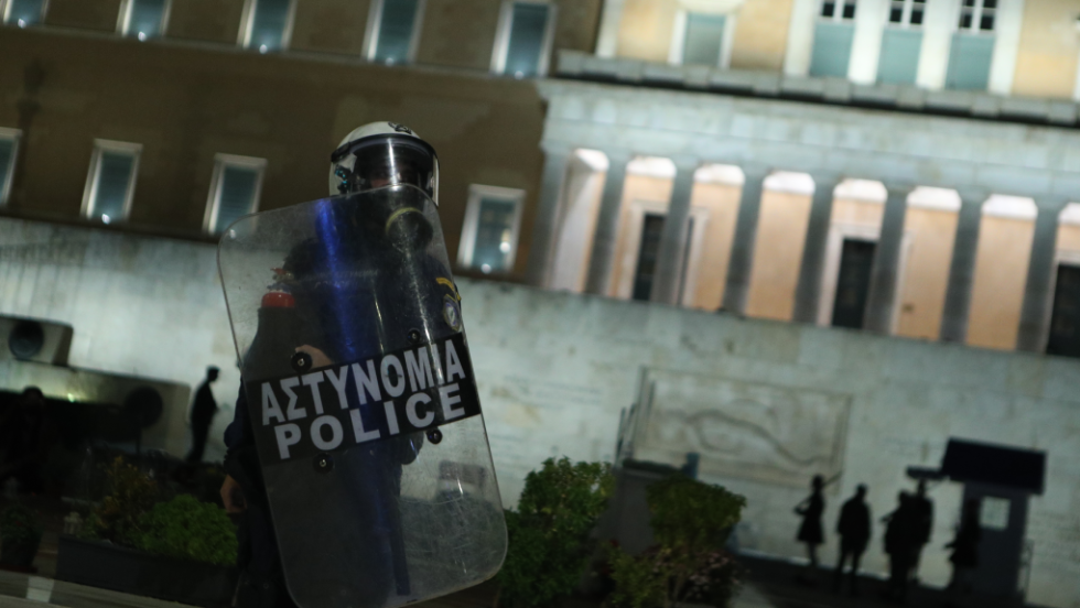 ΜΑΤ μπροστά στον Άγνωστο Στρατιώτη