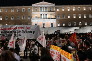 διαδήλωση μπροστά στον Άγνωστο Στρατιώτη