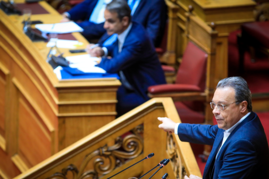 ο Σωκράτης Φάμελλος δείχνει τον Κυριάκο Μητσοτάκη