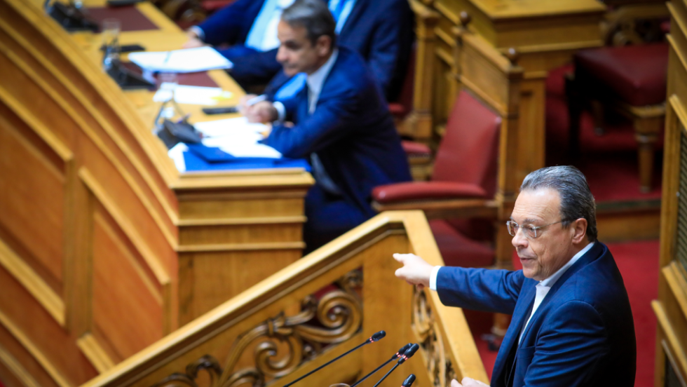 ο Σωκράτης Φάμελλος δείχνει τον Κυριάκο Μητσοτάκη