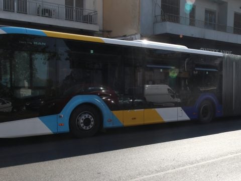 Γλυφάδα: Επιτέθηκε σε αλλαδαπό μέσα σε λεωφορείο - Τον τραυμάτισε με στιλό στο πρόσωπο