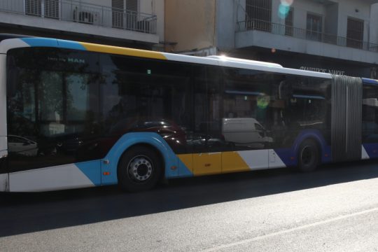 Γλυφάδα: Επιτέθηκε σε αλλαδαπό μέσα σε λεωφορείο - Τον τραυμάτισε με στιλό στο πρόσωπο