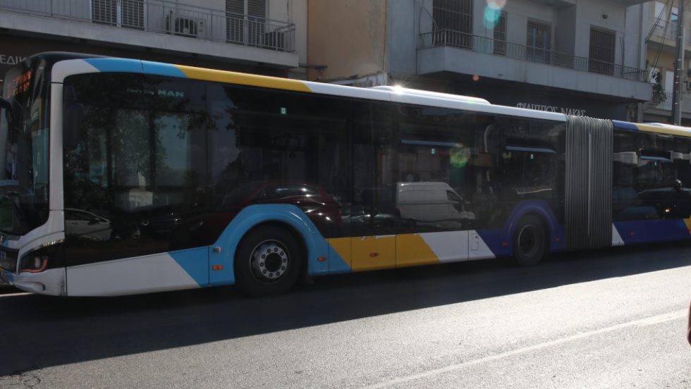 Γλυφάδα: Επιτέθηκε σε αλλαδαπό μέσα σε λεωφορείο - Τον τραυμάτισε με στιλό στο πρόσωπο