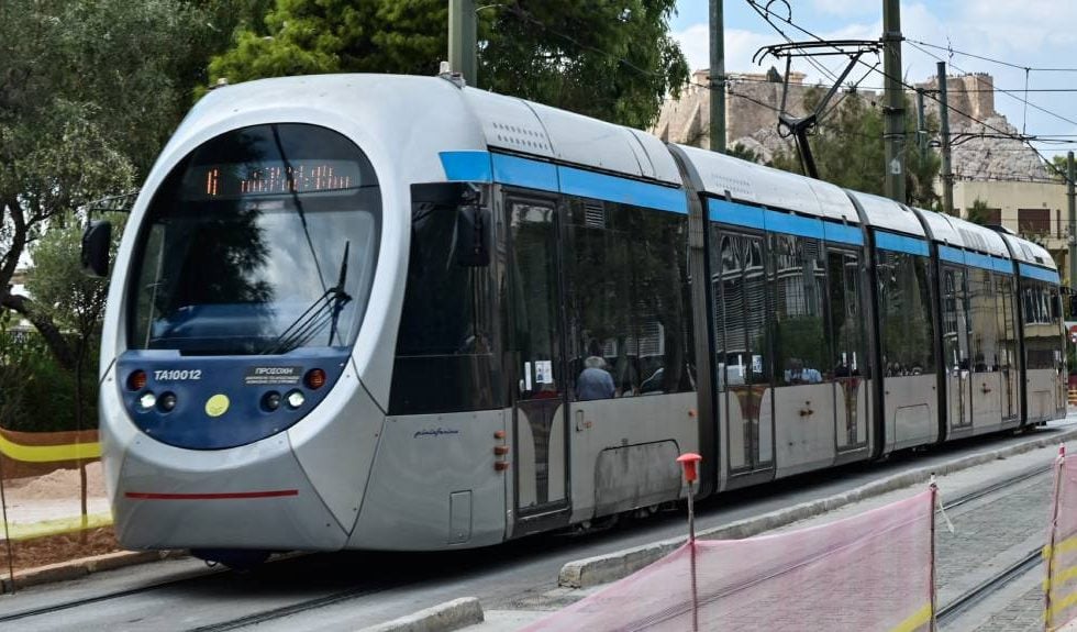 Καταγγελία επιβάτη: Οδηγός τραμ κάπνιζε ξυπόλητος μέσα στο συρμό με τα πόδια απλωμένα στην κονσόλα [βίντεο]
