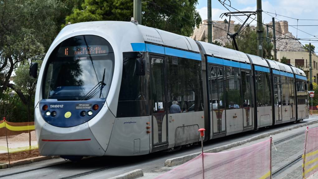 Καταγγελία επιβάτη: Οδηγός τραμ κάπνιζε ξυπόλητος μέσα στο συρμό με τα πόδια απλωμένα στην κονσόλα [βίντεο]