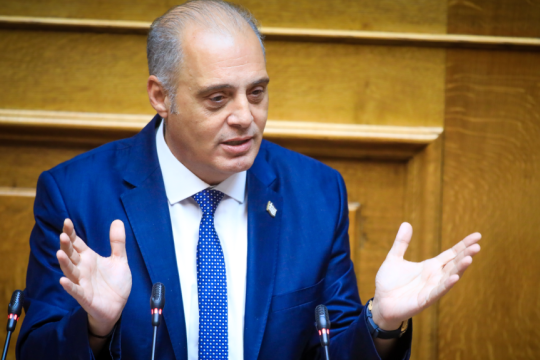 Ο Βελόπουλος αποκάλεσε την πρέσβειρα «Μιλφόιλ» και μετά παραπονέθηκε που τον είπαν «καράφλα» και «απατεώνα»