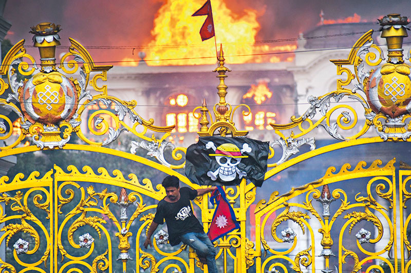 H σημαία του One Piece κρεμασμένη στις πύλες του φλεγόμενου παλατιού Singha Durbar στο Νεπάλ