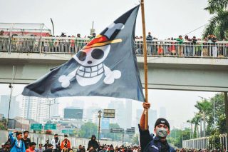 Διαδηλωτής με σημαία One Piece στην Τζακάρτα