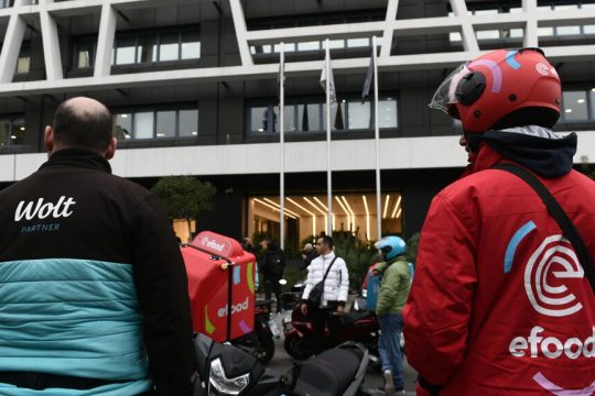 Οι διανομείς διεκδικούν συλλογικές συμβάσεις εργασίας, μισθολογικές αυξήσεις σε όλες τις ειδικότητες των εργαζομένων, ελάχιστη εγγυημένη τιμή ανά ώρα, κάλυψη εργατικού ατυχήματος, δωρεάν μέσα ατομικής προστασίας για τους λεγόμενους «freelancers» και μετατροπή όσων από αυτούς το επιθυμούν σε μισθωτούς