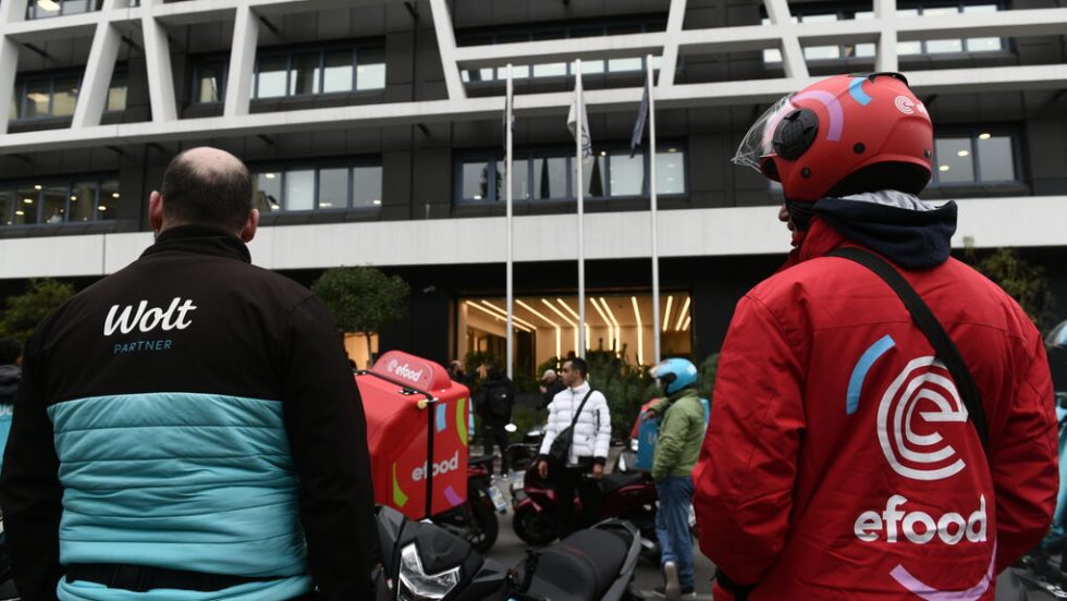 Οι διανομείς διεκδικούν συλλογικές συμβάσεις εργασίας, μισθολογικές αυξήσεις σε όλες τις ειδικότητες των εργαζομένων, ελάχιστη εγγυημένη τιμή ανά ώρα, κάλυψη εργατικού ατυχήματος, δωρεάν μέσα ατομικής προστασίας για τους λεγόμενους «freelancers» και μετατροπή όσων από αυτούς το επιθυμούν σε μισθωτούς