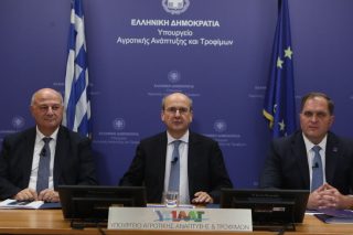 Ο αντιπρόεδρος της κυβέρνησης, Κ. Χατζηδάκης, εν μέσω των Κ. Τσιάρα (Αγρ. Ανάπτυξης) και Γ. Πιτσιλή (ΑΑΔΕ) στη συνέντευξη Τύπου