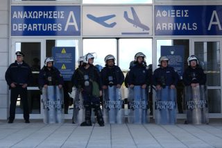 Αποκλεισμένο από τα ΜΑΤ το αεροδρόμιο Αλεξανδρούπολης για την άφιξη Μητσοτάκη