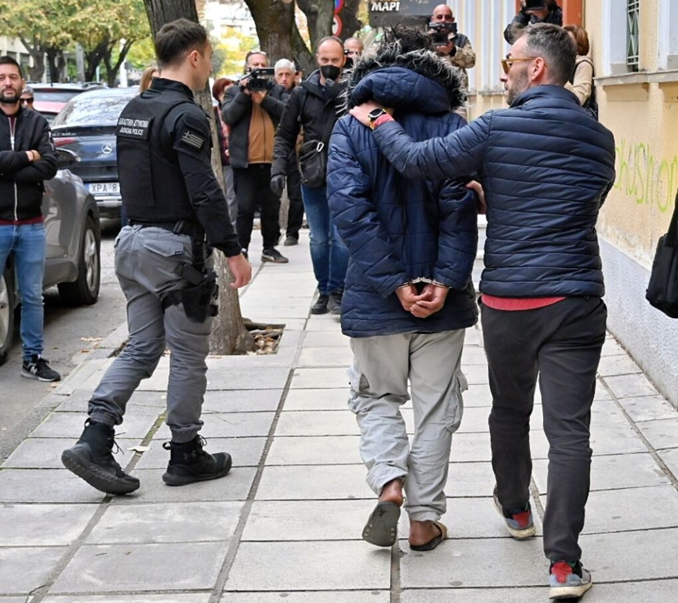 Μεταφορά μεταναστών που φορούν χειμωνιάτικα μόνο παντόφλες, από τη δομή Σιντικής στα δικαστήρια των Σερρών