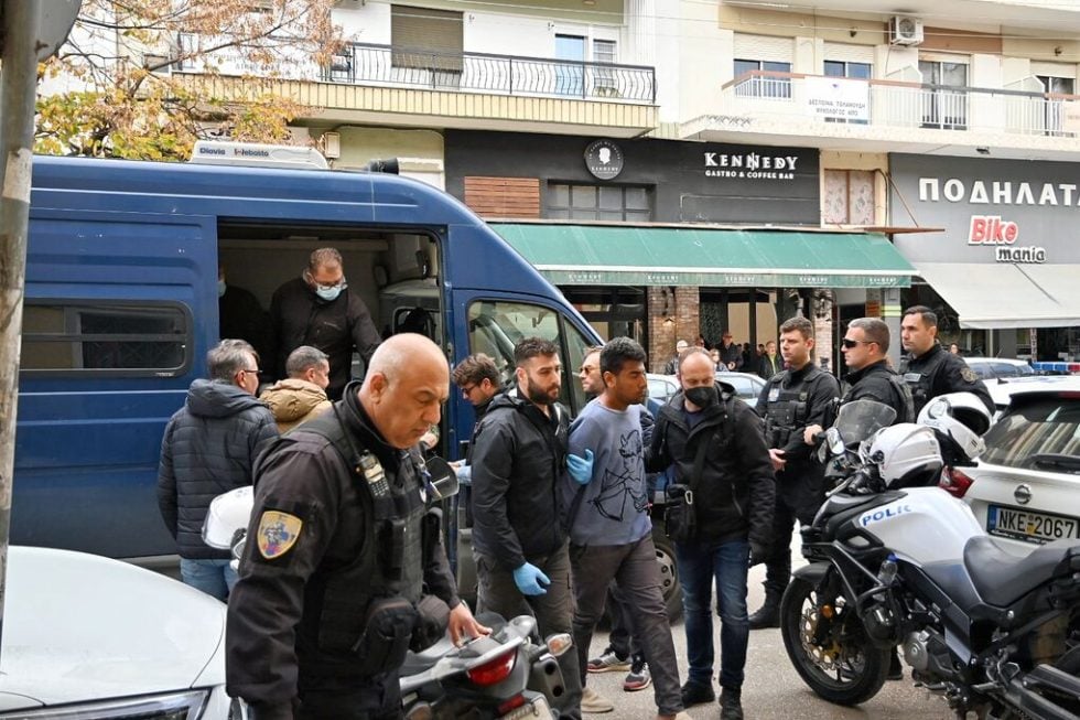 Μεταφορά μεταναστών που φορούν χειμωνιάτικα μόνο παντόφλες, από τη δομή Σιντικής στα δικαστήρια των Σερρών