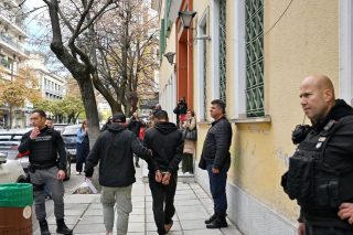Μεταφορά μεταναστών που φορούν χειμωνιάτικα μόνο παντόφλες, από τη δομή Σιντικής στα δικαστήρια των Σερρών