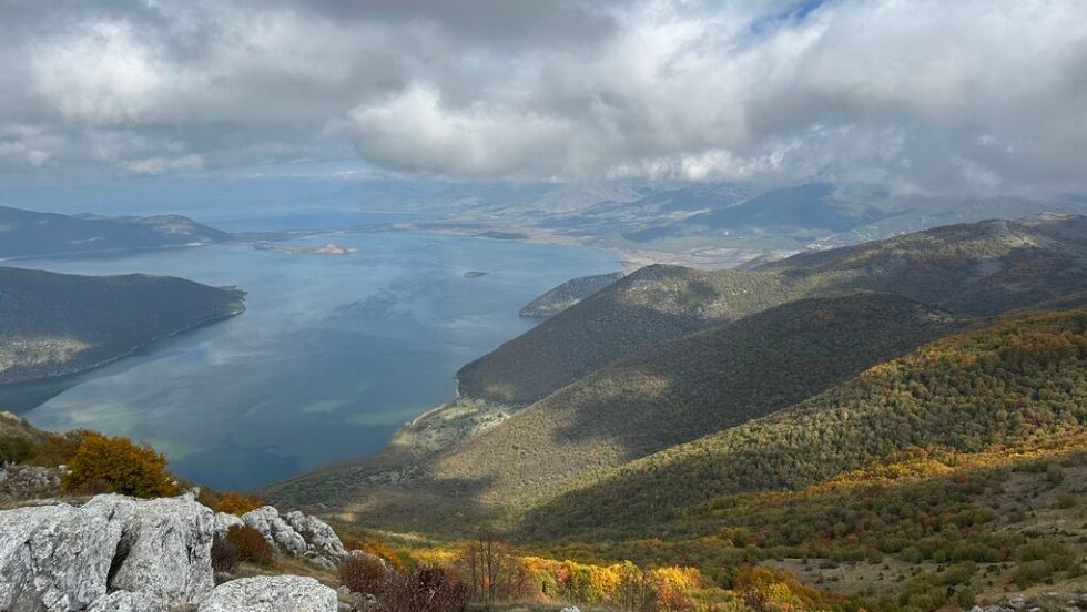 Η θέα των Πρεσπών από το υψίπεδο της Σφήκας