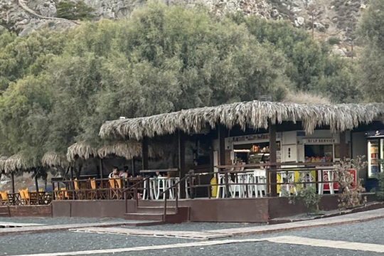 Οπως μπορεί εύκολα να παρατηρήσει κάποιος κι από τη φωτογραφία, η καντίνα στο Καμάρι, καταμεσής του κηρυγμένου αρχαιολογικού χώρου, δεν είναι πια ούτε... ελαφριά, ούτε λυόμενη, ούτε διακριτική
