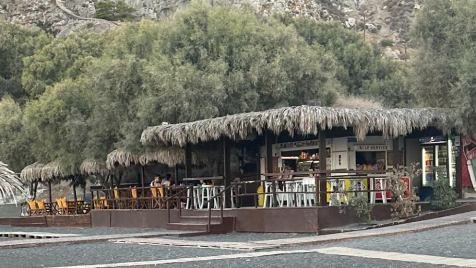 Οπως μπορεί εύκολα να παρατηρήσει κάποιος κι από τη φωτογραφία, η καντίνα στο Καμάρι, καταμεσής του κηρυγμένου αρχαιολογικού χώρου, δεν είναι πια ούτε... ελαφριά, ούτε λυόμενη, ούτε διακριτική