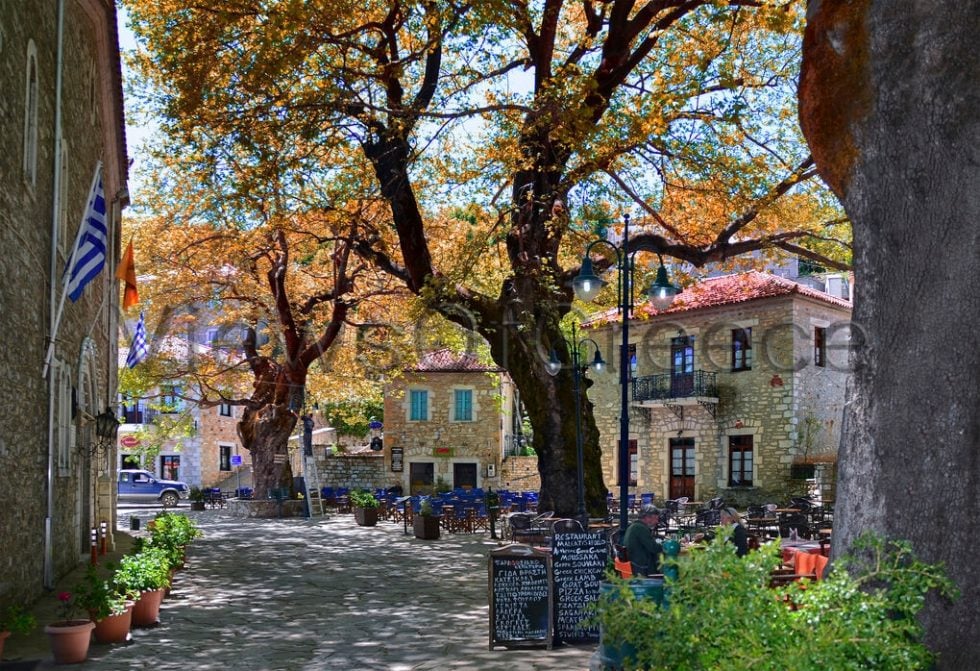 Γύρω από την πλατεία του Κοσμά υπάρχουν ταβέρνες και καφέ
