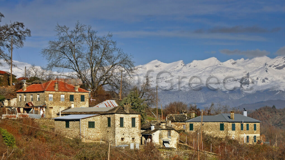 Το χωριό Μανασσή με θέα τις κορφές της Τύμφης