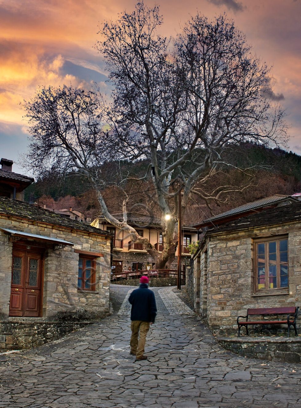 Το ανηφορικό σοκάκι μάς οδηγεί στην είσοδο του ξενώνα «Αρμολόι»