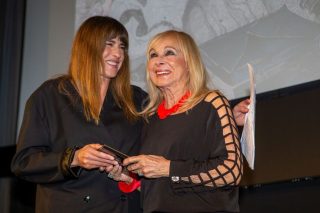 Η Αννα Φόνσου παραλαμβάνει το βραβείο της από την Κάτια Γκουλιώνη
