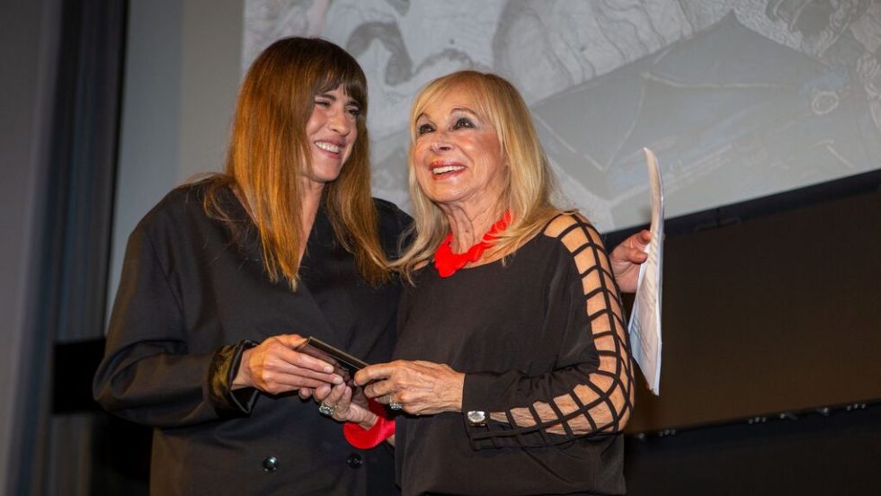 Η Αννα Φόνσου παραλαμβάνει το βραβείο της από την Κάτια Γκουλιώνη