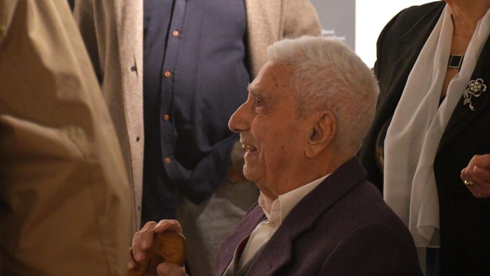 Ο Θεόδωρος Αγιώτης, 101 ετών, στα εγκαίνια της έκθεσης