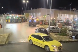αγρότες με τα τρακτέρ τους στο αεροδρόμιο Αλεξανδρούπολης