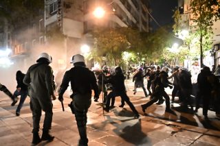 Χάος στα Εξάρχεια: Προσαγωγές 114 ατόμων μέσα στα άγρια χαράματα
