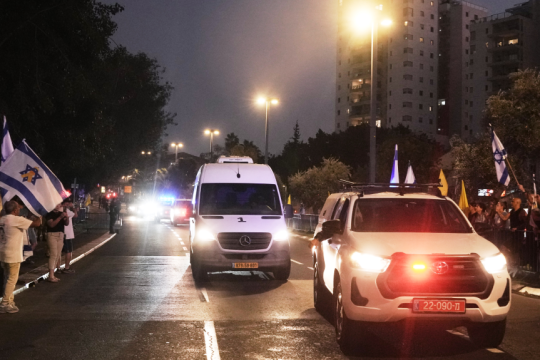 οχήματα του Ερυθρού Σταυρού μεταφέρουν σορό ομήρου στο Ισραήλ
