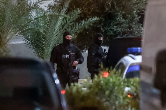 αστυνομικοί μπροστά από την Αστυνομική Διεύθυνση Ηρακλείου