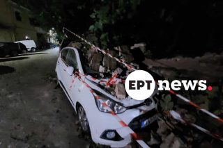 Κατέρρευσε τοιχίο και προκάλεσε ζημιές σε αυτοκίνητα