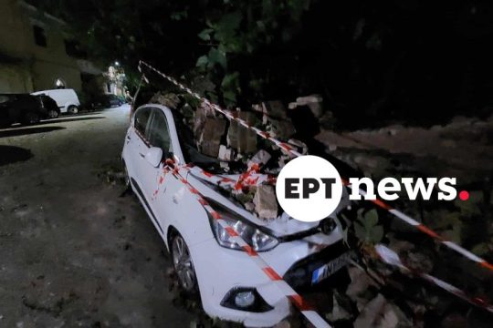 Κατέρρευσε τοιχίο και προκάλεσε ζημιές σε αυτοκίνητα