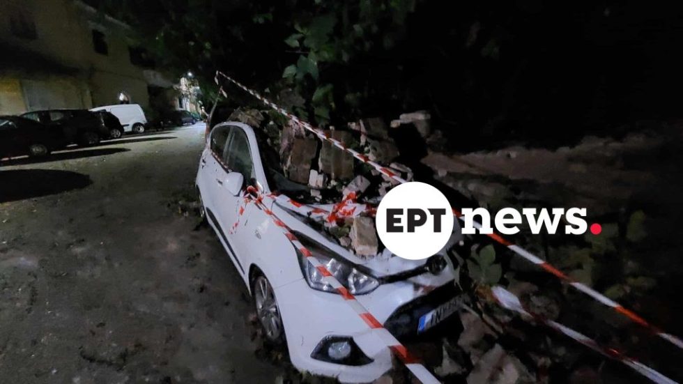 Κατέρρευσε τοιχίο και προκάλεσε ζημιές σε αυτοκίνητα