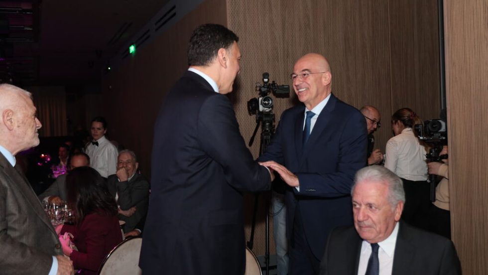 Ο υπουργός Εθνικής Αμυνας, Νίκος Δένδιας, ανταλλάσσει θερμή χειραψία με τον υπουργό Ναυτιλίας, Βασίλη Κικίλια. Το «παρών» στην εκδήλωση έδωσε και ο πρώην Ευρωπαίος επίτροπος και νυν βουλευτής της Ν.Δ., Δημήτρης Αβραμόπουλος