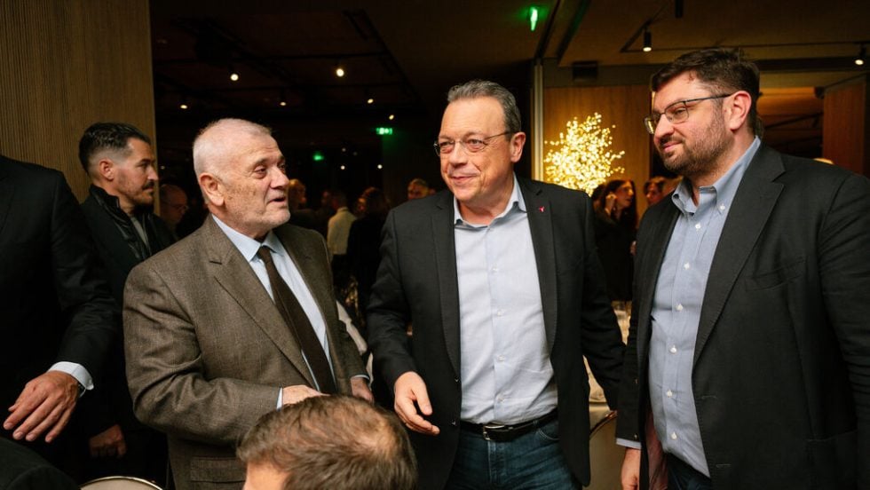 Ο πρόεδρος του ΣΥΡΙΖΑ, Σωκράτης Φάμελλος, και ο εκπρόσωπος Τύπου, Κώστας Ζαχαριάδης, συνομιλούν με τον Δημήτρη Μελισσανίδη