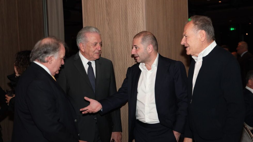 Ο Γιώργος Μελισσανίδης, εκ των οικοδεσποτών της βραδιάς και μέλος της οικογένειας των νέων ιδιοκτητών της «Εφ.Συν.», σε πηγαδάκι με τους Δημήτρη Αβραμόπουλο και Κώστα Λαλιώτη