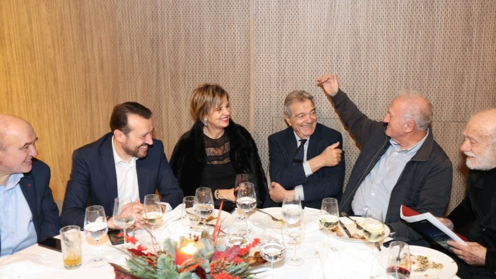 Στο ίδιο τραπέζι χαμογελώντας (από αριστερά) οι: Τρύφωνας Αλεξιάδης, Νίκος Παππάς, Ολγα Γεροβασίλη από τον ΣΥΡΙΖΑ, με τους πρώην υπουργούς του ΠΑΣΟΚ Νίκο Σηφουνάκη, Κώστα Σκανδαλίδη και Γιώργο Λιάνη