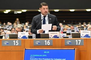 Ο Νίκος Χαρδαλιάς στο βήμα της Ευρωπαϊκής Επιτροπής Περιφερειών, στις Βρυξέλλες