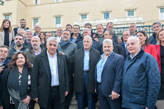 Δήμαρχοι όλων των πολιτικών χώρων έδωσαν μαζικό «παρών» έξω από τη Βουλή