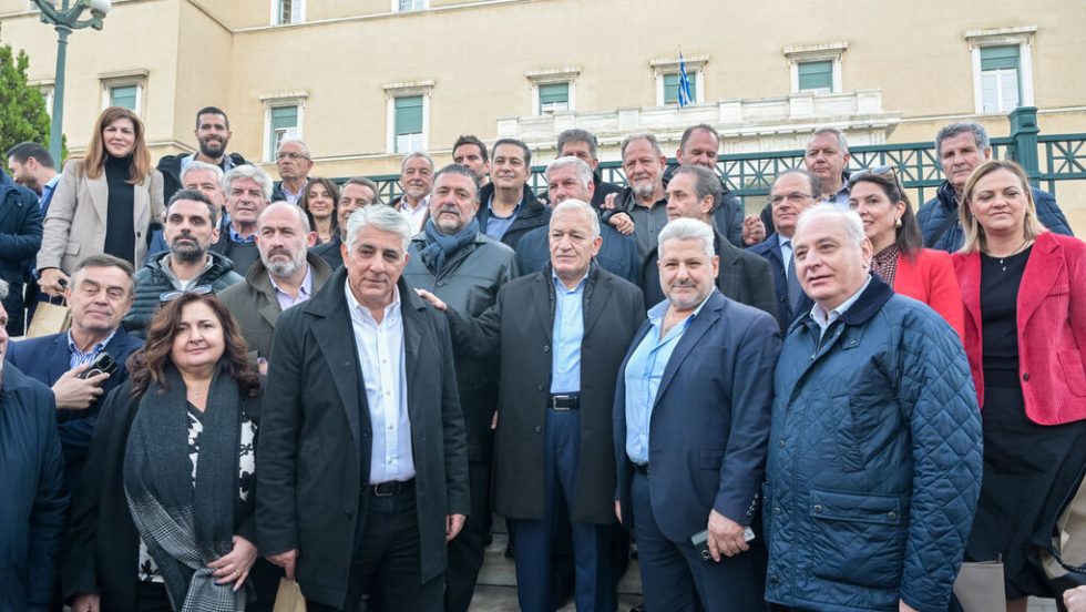 Δήμαρχοι όλων των πολιτικών χώρων έδωσαν μαζικό «παρών» έξω από τη Βουλή