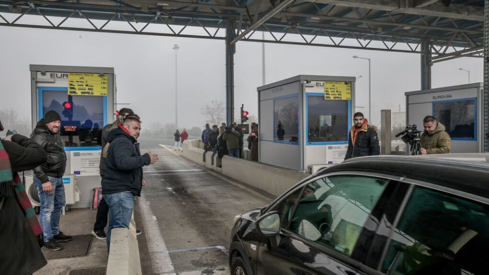 Αγρότες άνοιξαν τις μπάρες στα διόδια Μακρυχωρίου και μοίρασαν μήλα στους οδηγούς