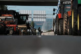 Αγρότες άνοιξαν τις μπάρες στα διόδια Μακρυχωρίου και μοίρασαν μήλα στους οδηγούς