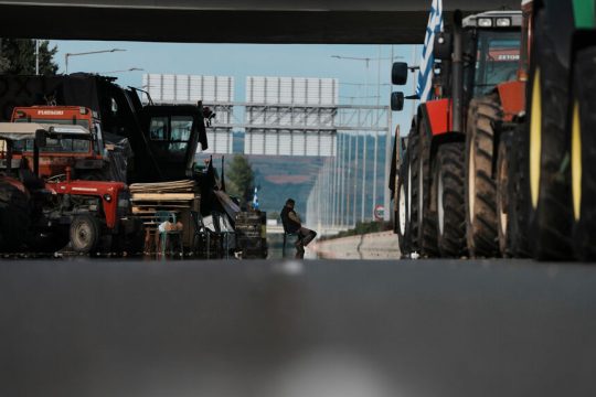 Αγρότες άνοιξαν τις μπάρες στα διόδια Μακρυχωρίου και μοίρασαν μήλα στους οδηγούς