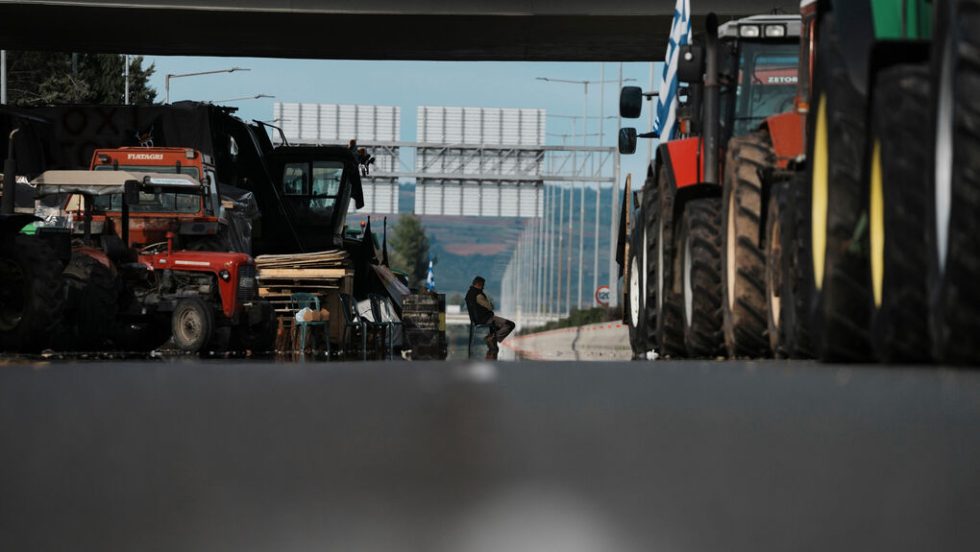 Αγρότες άνοιξαν τις μπάρες στα διόδια Μακρυχωρίου και μοίρασαν μήλα στους οδηγούς
