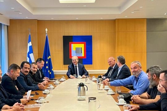Από τη συνάντηση του Κωστή Χατζηδάκη και του Κώστα Τσιάρα με αγροτοκτηνοτρόφους και μελισσοκόμους από την Κρήτη, στο Μέγαρο Μποδοσάκη