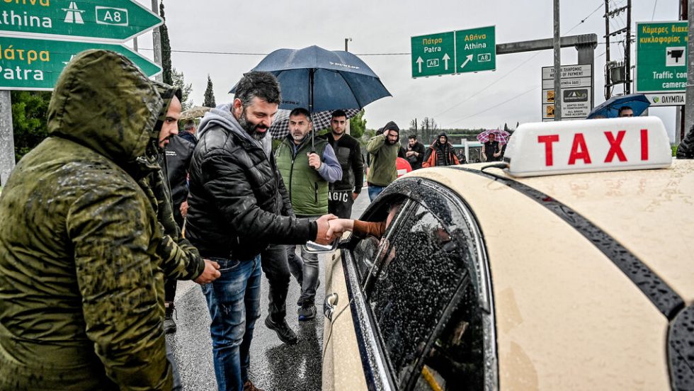 Στο μπλόκο των αγροτών στο Κιάτο της Κορινθίας πήγαν για συμπαράσταση ταξί απο την Αθήνα